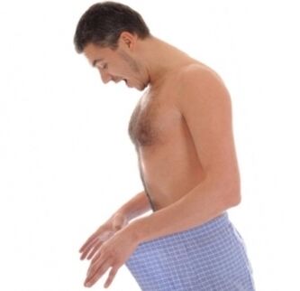 La gioia di un uomo dal risultato dell'ingrandimento del pene