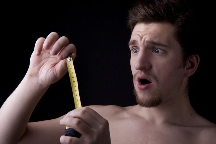 l'uomo ha misurato il cazzo prima di aumentare la pompa