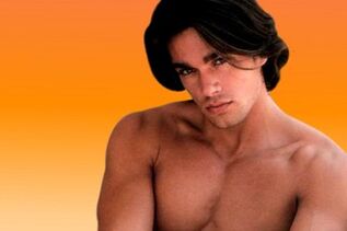 Un uomo che ha ingrandito il suo pene con il massaggio